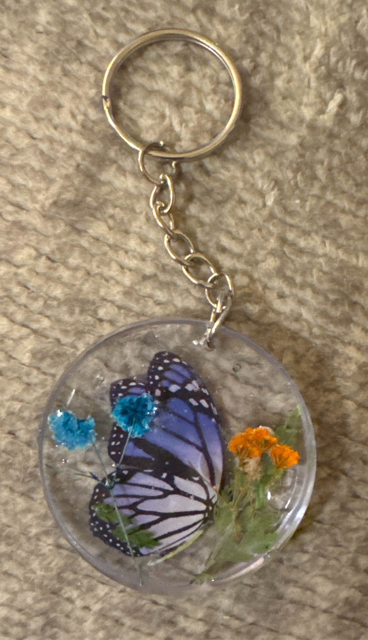 Butterfly and flower keychain round